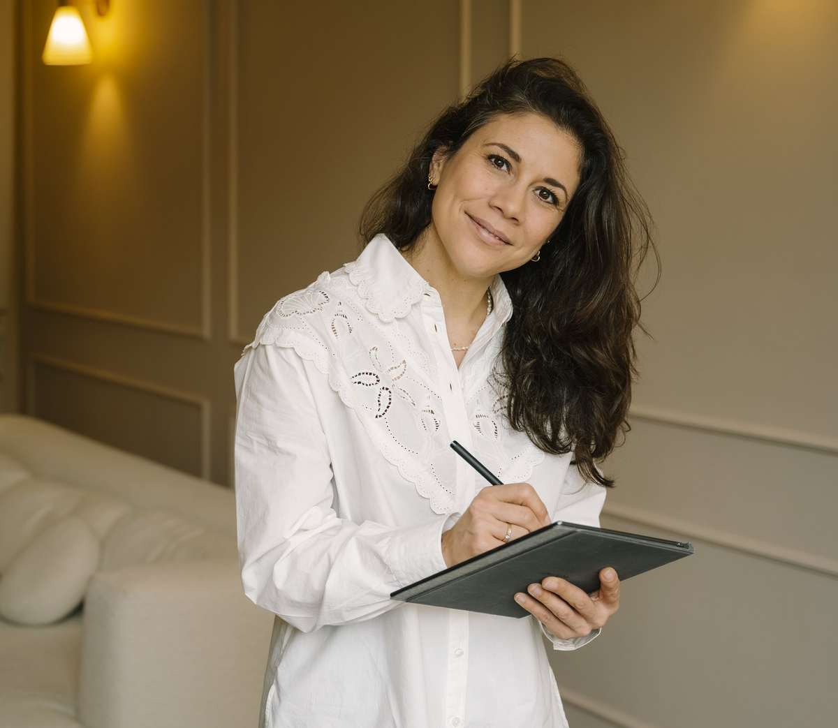 Iris maakt aantekeningen op een tablet in de praktijk